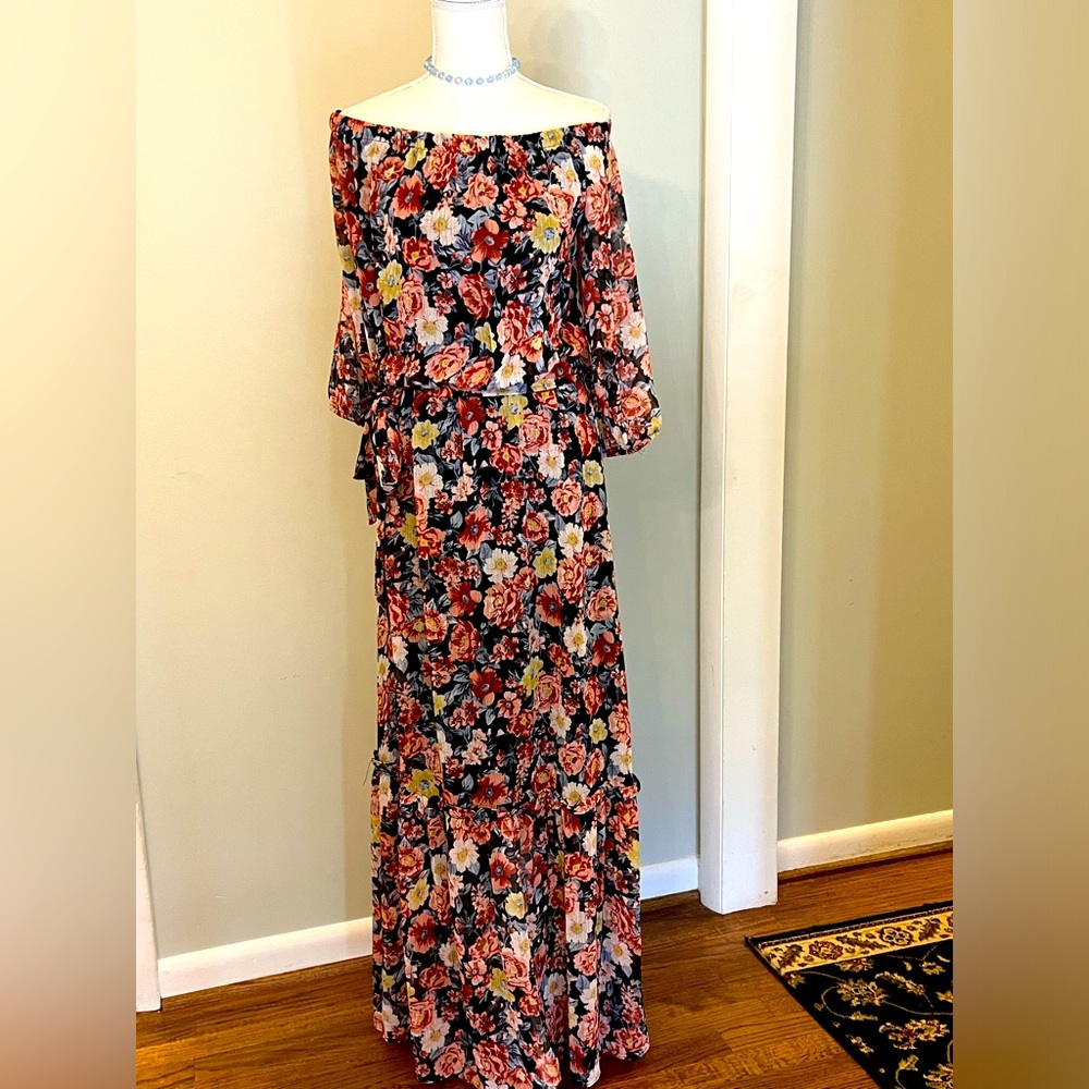 Stunning off the shoulder flowered chiffon lined maxi dress!